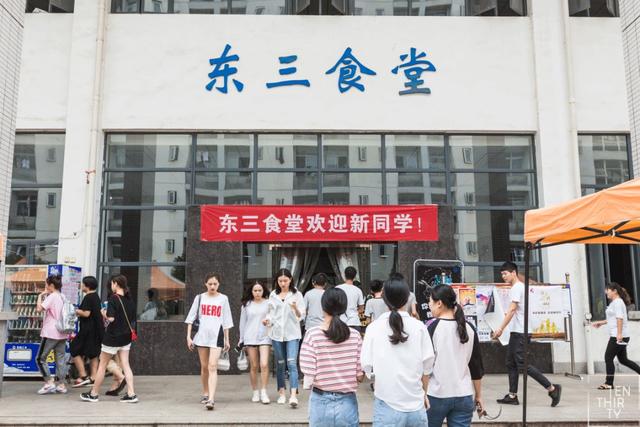 关山大道上的职院小清华，拥有3个校区、7个食堂和1列有轨电车