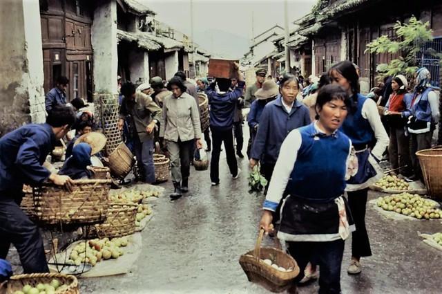 闲置荒地变身“最美菜市场”，逛市集才是大理人最常见的社交方式！