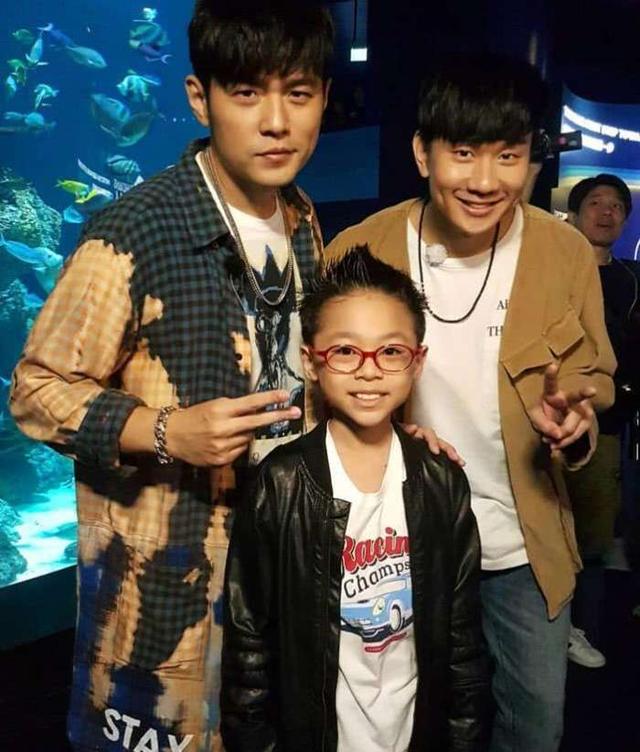 网友新加坡偶遇周杰伦林俊杰同游 天王给小朋友变魔术被赞超友善