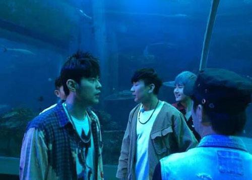 天王同框！周杰伦林俊杰同游新加坡海底世界被偶遇