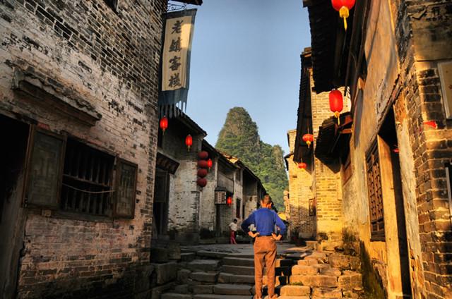 广西新成立的3个地级市在02年，一个市有著名的旅游景点黄姚古镇