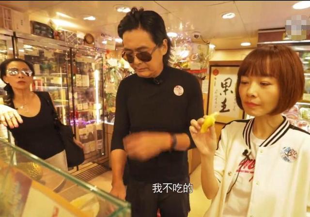 周润发两任老婆：现任身价几十亿，前妻老公破产为养家复出拍戏