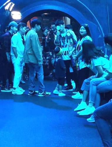 天王同框！周杰伦林俊杰同游新加坡海底世界被偶遇