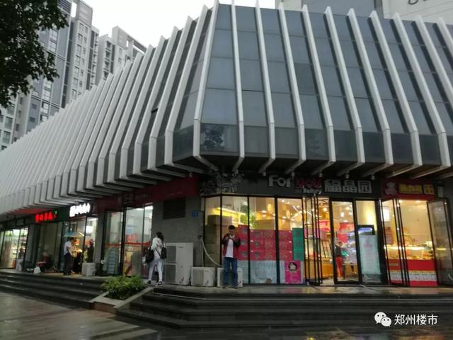 这些豪宅，正在拼了老命盘活底商！