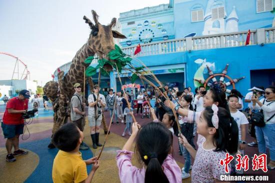 国庆假期 各地景区游人如织