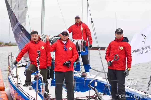 这么冷的天，有人在抚仙湖上乘风破浪！场面太震撼！