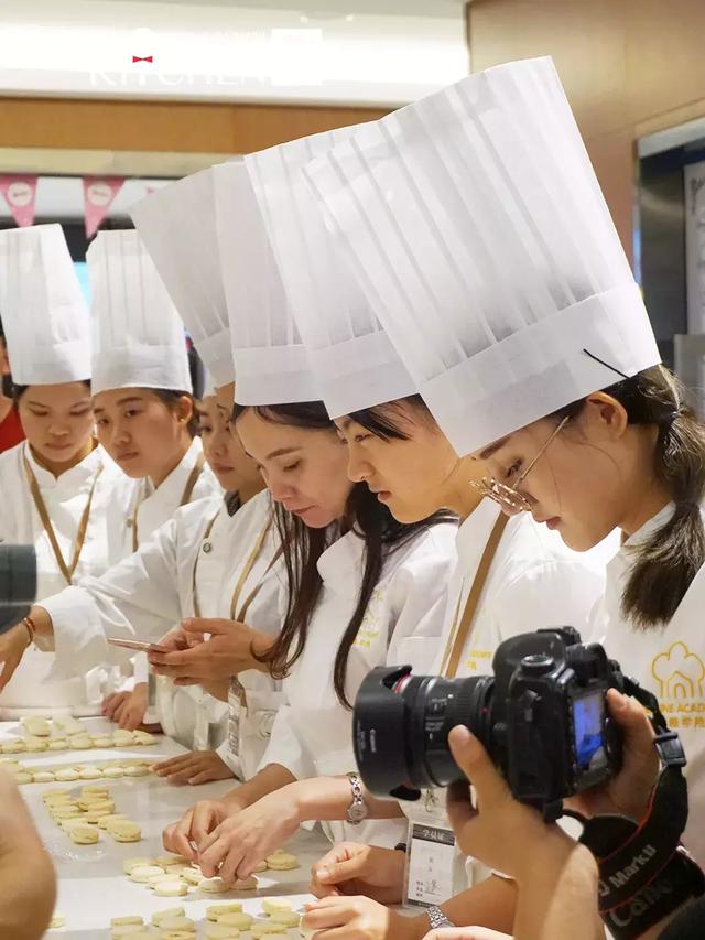 美味学院：她曾在每个餐饮人背后推过一把，并且仍将继续