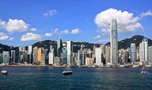 全球房价泡沫指数香港排第一，平均攒46年薪水才能买套房｜好奇心小数据