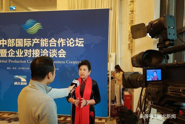 林璒利：带着新加坡客人来湖北逛街 做生意