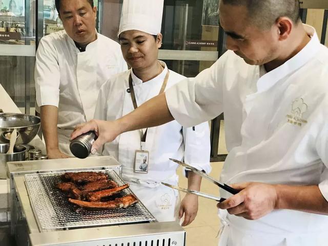 美味学院：她曾在每个餐饮人背后推过一把，并且仍将继续