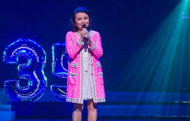 毛毛细雨中惜别新加坡女歌手颜黎明