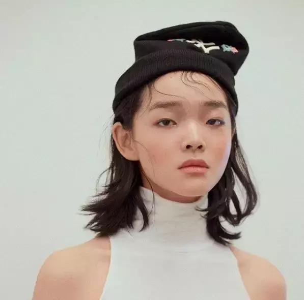 18岁姑娘，脸上全是亚洲人讨厌的缺陷，却被Dior、Chanel竞相追逐