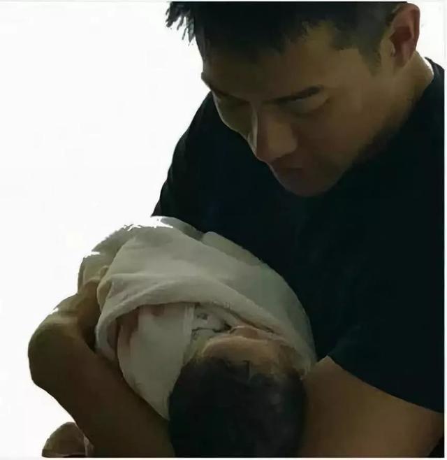 TVB爱妻号初为人父被称是紧张爸爸：儿子出生后都不想出门工作了