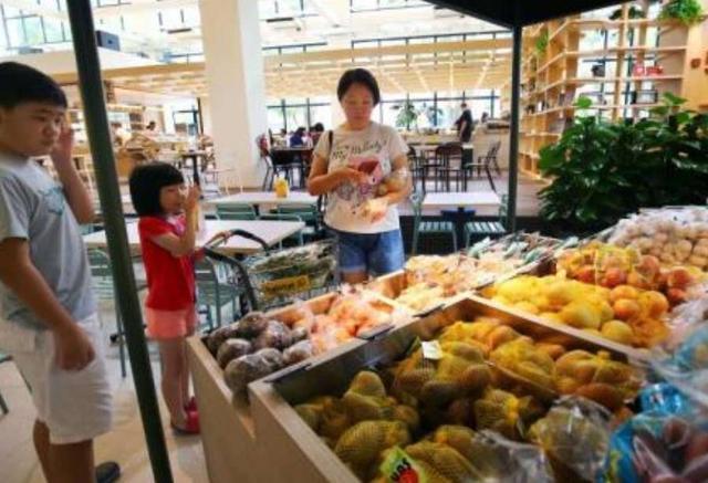 新加坡首家无人超市来了！看来花钱更方便……