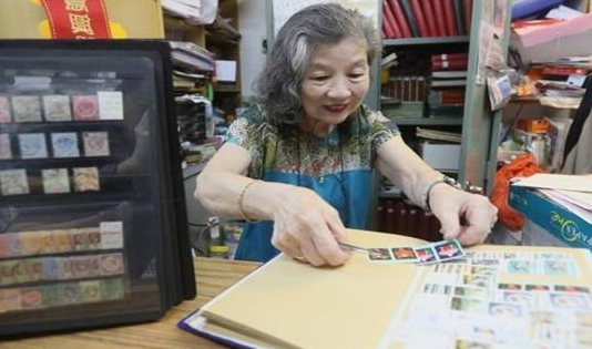 被遗忘的角落！新加坡一家开了60年的邮票店！