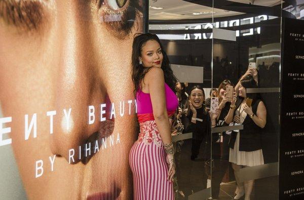 蕾哈娜庆祝其创立美妆品牌Fenty Beauty一周年｜美通社
