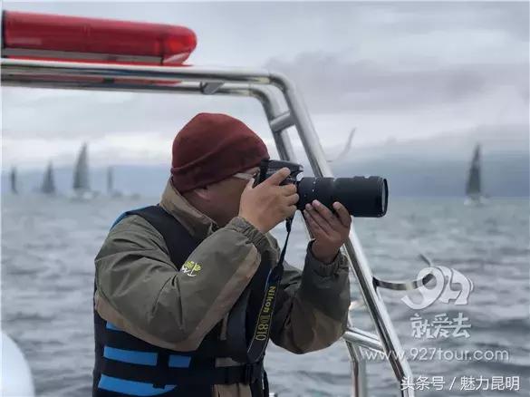 这么冷的天，有人在抚仙湖上乘风破浪！场面太震撼！