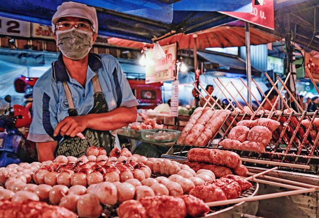 东南亚街头的奇葩美食，多半游客不敢下口，你印象最深的是哪种？