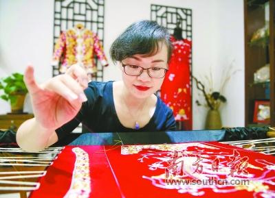 80后龙凤褂设计师：素手飞针走线 见证千家姻缘