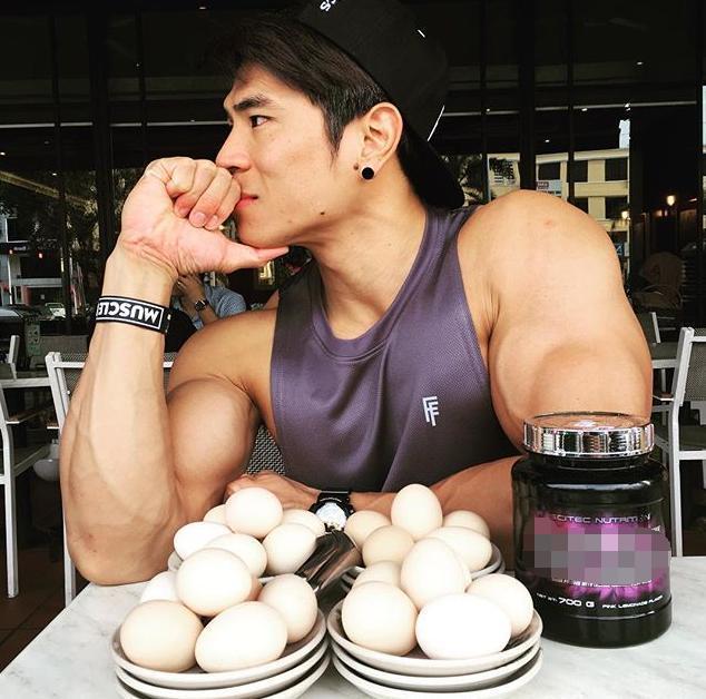 马来西亚健身男神，每天都吃24个鸡蛋，颜值加身材甚是称上完美