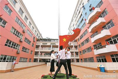 一所小学12年国庆升旗的故事：站在这里，看国旗升起