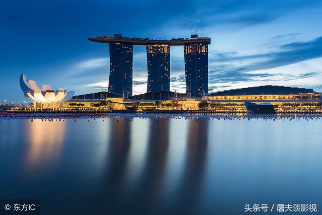 美丽新加坡城市天际线与现代建筑在晚上