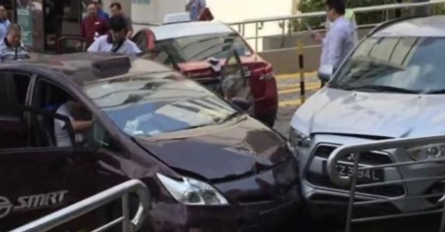 新加坡 Gleneagles Hospital 出租车失控现场视频