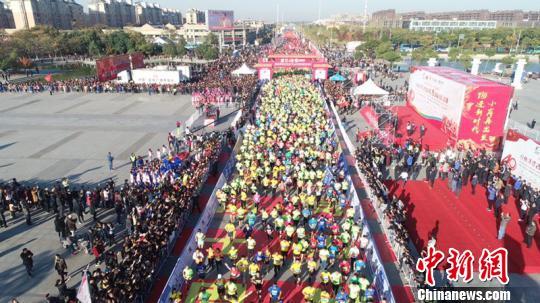 纪念改革开放四十周年 马拉松跑进安徽小岗村
