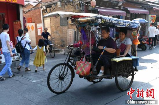 国庆假期 各地景区游人如织