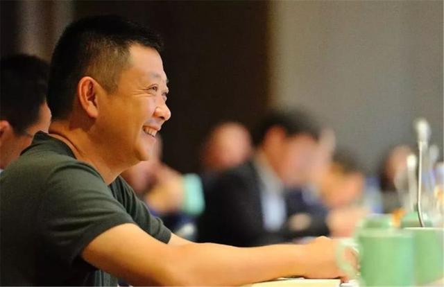 凑了8000块钱起家，如今身价550亿开宾利！公司上市国籍却变了？