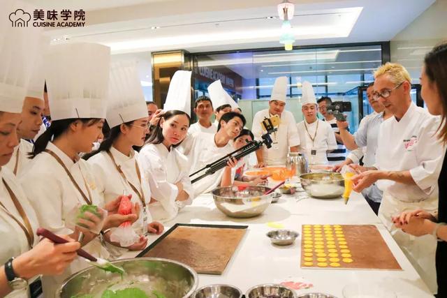 美味学院：她曾在每个餐饮人背后推过一把，并且仍将继续