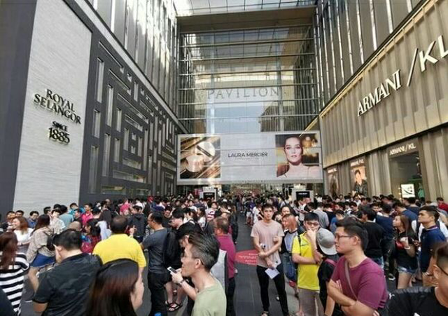 万人空巷！马来西亚首发华为Mate 20，现场水泄不通 记者：头回见