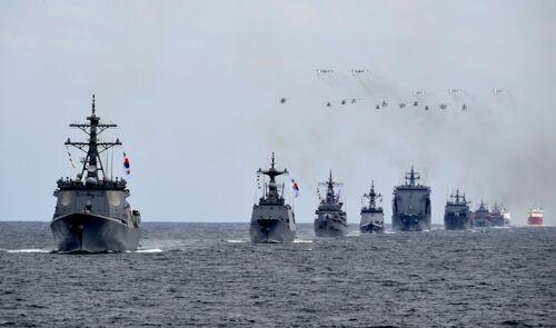 韩海军国际阅舰式开幕“里根”号航母驶入济州