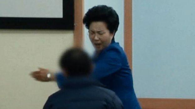母亲狠心虐待孩子，亲人互相狂扇耳光……让他们如此疯狂的女魔头，究竟是谁？