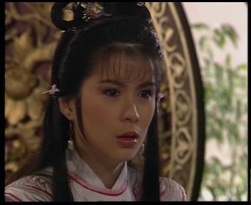 她外貌酷似翁美玲，被称为新加坡最美丽女星
