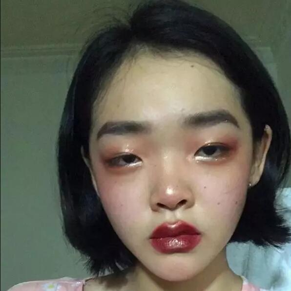 一个18岁的姑娘，脸上全是被亚洲人讨厌的缺陷，且能火的一塌糊涂