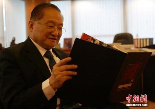 江湖再见！金庸的三重身份和两支笔