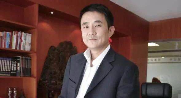 他是洗车仔身家95亿，今成老赖55亿逾期，曾花1亿为女星买古董