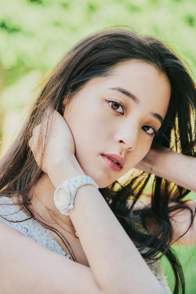 欧阳娜娜杂志造型有点浮夸，网友说像螳螂