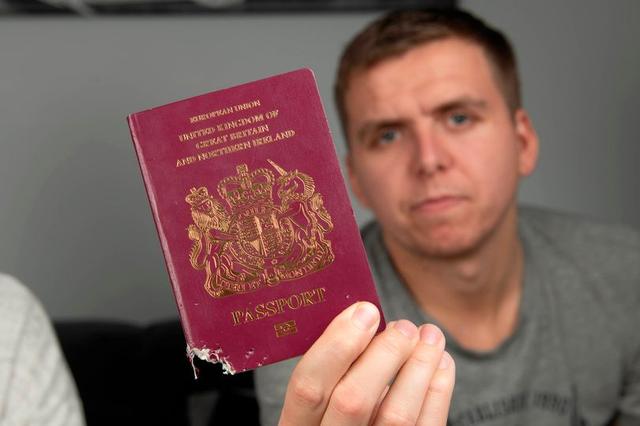 英国夫妻去巴厘岛度蜜月，却因护照被狗咬坏而被拒绝入境