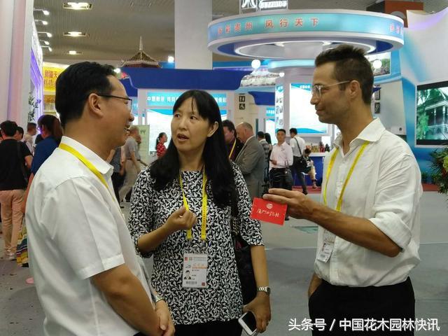 云南鲜切花亮相国际投洽会 精美花墙彰显云花特色魅力