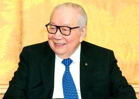 6岁丧母，一生只知苦干，大马“最佳银行”缔造者卸任了！