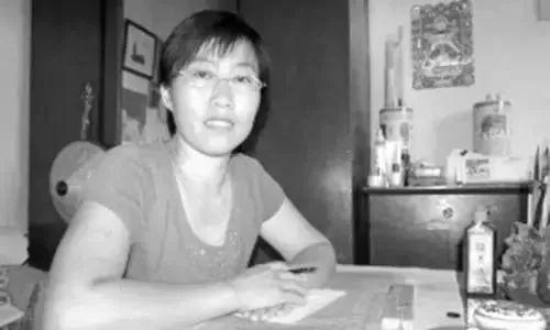 苦练35年她从裁缝逆袭成书法家，“媲美钟王”还是“没入门”？