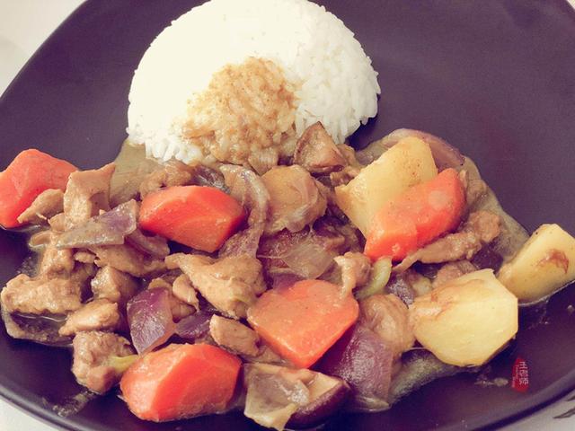 零失败的咖喱鸡肉饭，快手菜料足好吃又美味，汤汁拌饭温和又清香