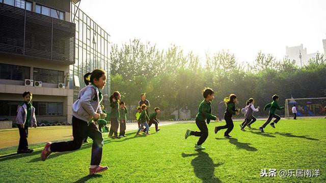 学费10万的国际学校让孩子吃“霉番茄”，寒心的父母还能如何选择