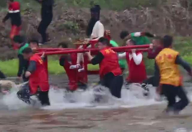 农村众人扛神明在河上跑，而且是比跑得快！这是为何？