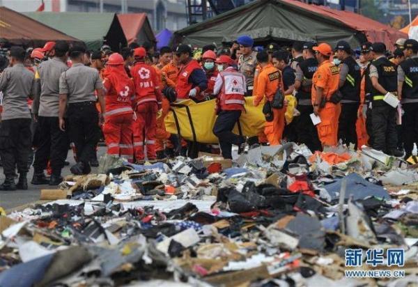 狮航坠机丨印尼停止搜寻遇难者 遗骸已装196袋