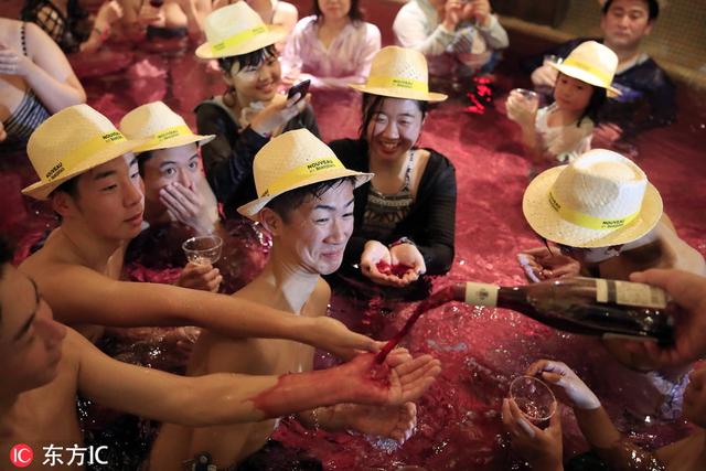 真会享受！日本庆祝薄若莱新酒开瓶 男女共享“红酒浴”