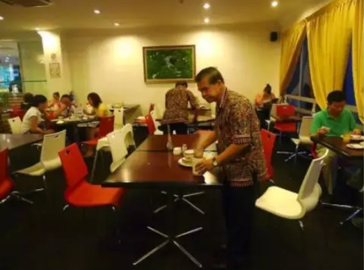 别再吐槽新加坡老人洗盘子的事儿了！最新标准显示均为中年人！