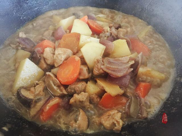 零失败的咖喱鸡肉饭，快手菜料足好吃又美味，汤汁拌饭温和又清香